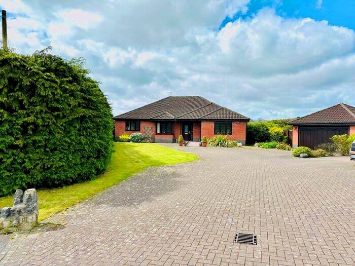 4 Bedroom Bungalow For Sale In Alveston, Bristol, BS35