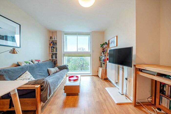 1 Bedroom Flat For Sale In Granville Gardens, Ealing, London, W5