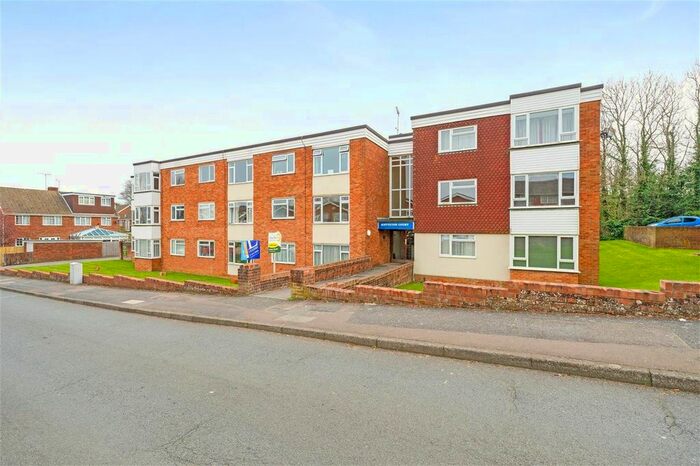 2 Bedroom Flat To Rent In Grove Road, Burgess Hill, West Sussex, RH15