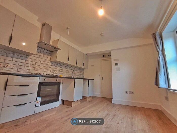 2 Bedroom Flat To Rent In Marian Road, London, SW16