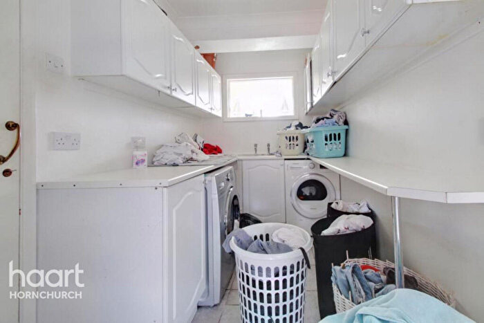 4 Bedroom Semi Detached House To Rent In Kelburn Way, Rainham, RM13