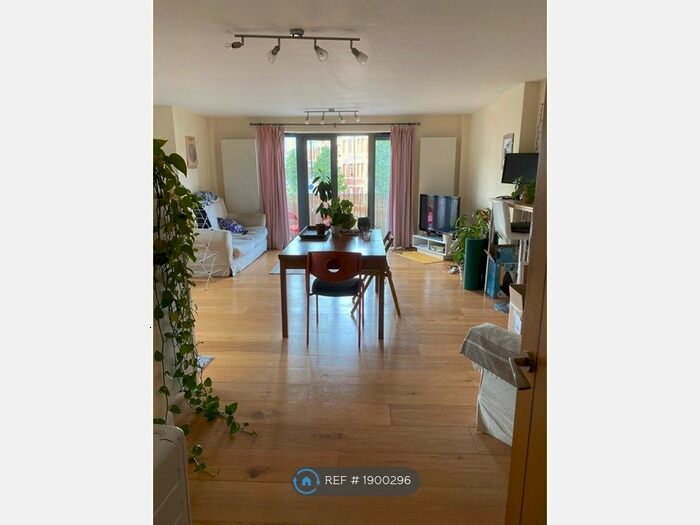 2 Bedroom Flat To Rent In Clapham Park Road, London, SW4