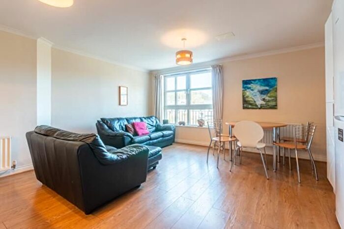 3 Bedroom Flat To Rent In Old Tolbooth Wynd, Edinburgh, EH8