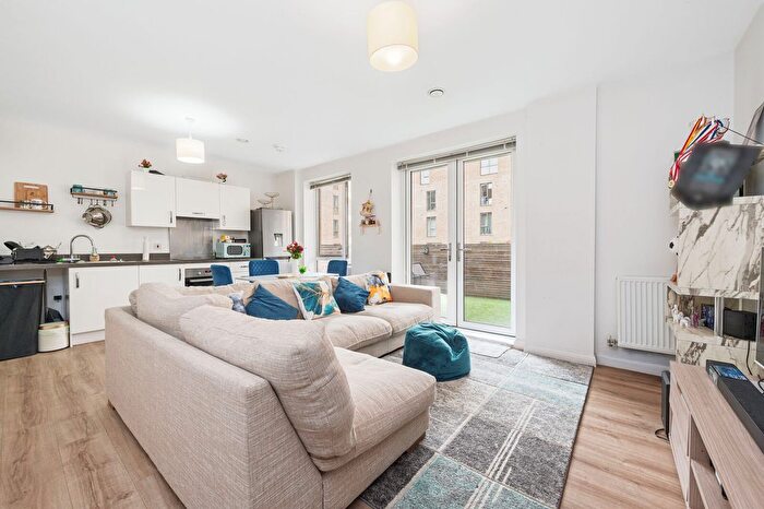 2 Bedroom Flat To Rent In Trobridge Parade, Mill Hill, London, NW9