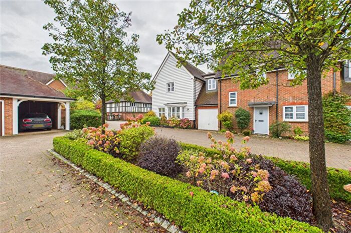 3 Bedroom Link Detached House For Sale In Millfield Close, East Grinstead, West Sussex, RH19