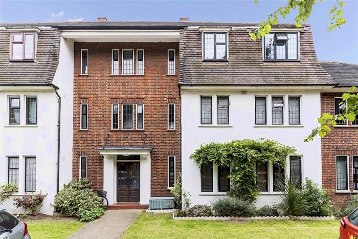 2 Bedroom Flat To Rent In Tower Road, Twickenham, TW1