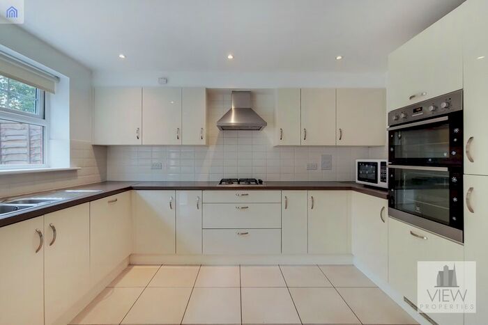 5 Bedroom Town House To Rent In Lescot Place, Bromley, BR2