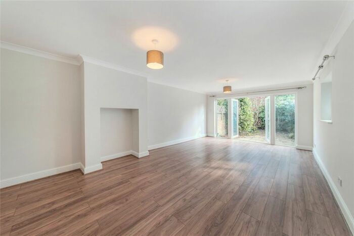 3 Bedroom Flat To Rent In Wandsworth Bridge Road, Fulham, London, SW6