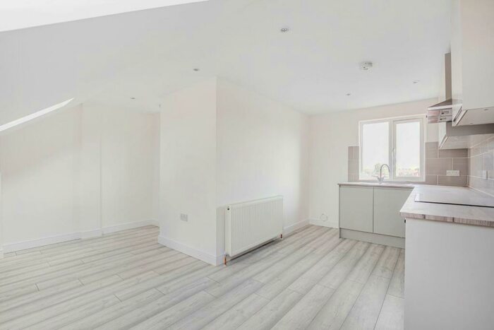 2 Bedroom Maisonette To Rent In High Road Leytonstone, E11