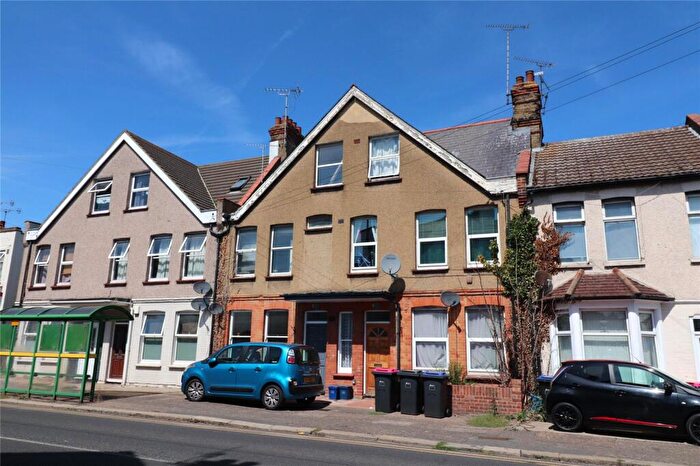 2 Bedroom Flat For Sale In Fairfax Drive, Westcliff-on-Sea, Essex, SS0