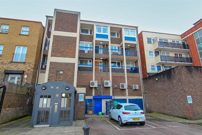 2 Bedroom Flat For Sale In Roman Road, London, E3