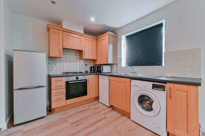 2 Bedroom Flat To Rent In Blakes Road, Peckham, London, SE15