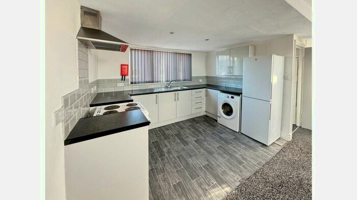 3 Bedroom Flat To Rent In Penarth Road, Cardiff, CF11