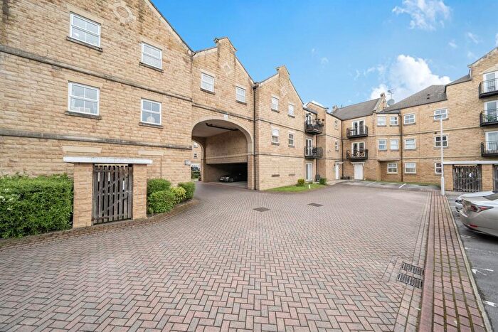 2 Bedroom Flat For Sale In Canalbank View, Rodley, LS13
