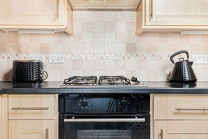 2 Bedroom Flat For Sale In Masons Hill, Bromley, BR2