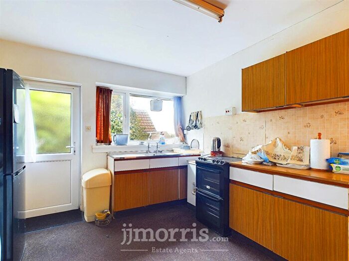 4 Bedroom Detached Bungalow For Sale In Penbanc, Fishguard, SA65