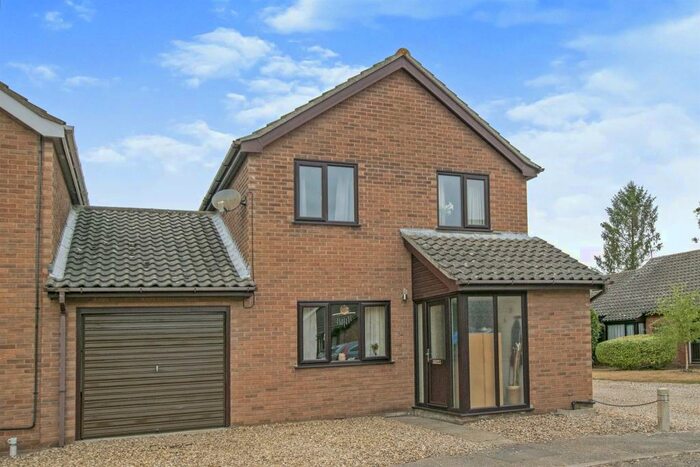 3 Bedroom Link Detached House For Sale In St. Faiths Close, Great Witchingham, Norwich, NR9