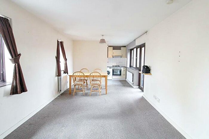 2 Bedroom Flat To Rent In - Cricklewood Lane, Childs Hill, London, NW2