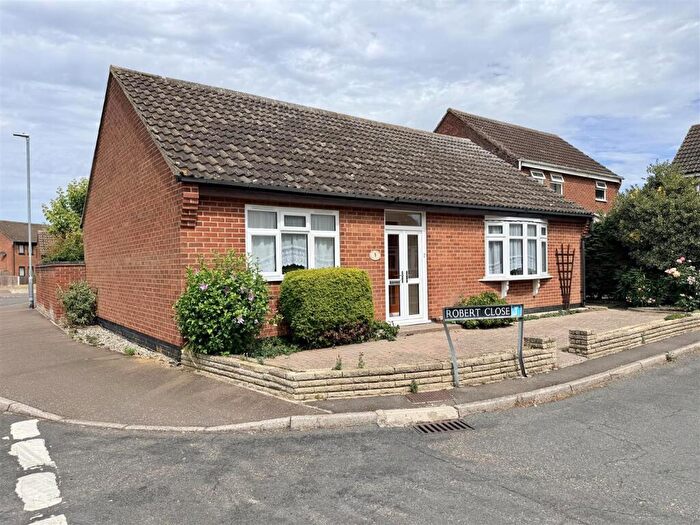 3 Bedroom Bungalow For Sale In Robert Close, Wymondham, NR18