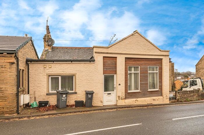 3 Bedroom End Of Terrace House For Sale In Crowtrees Lane, Brighouse, HD6