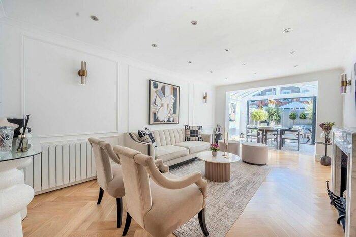 4 Bedroom Property To Rent In Pooles Lane, Chelsea, London, SW10