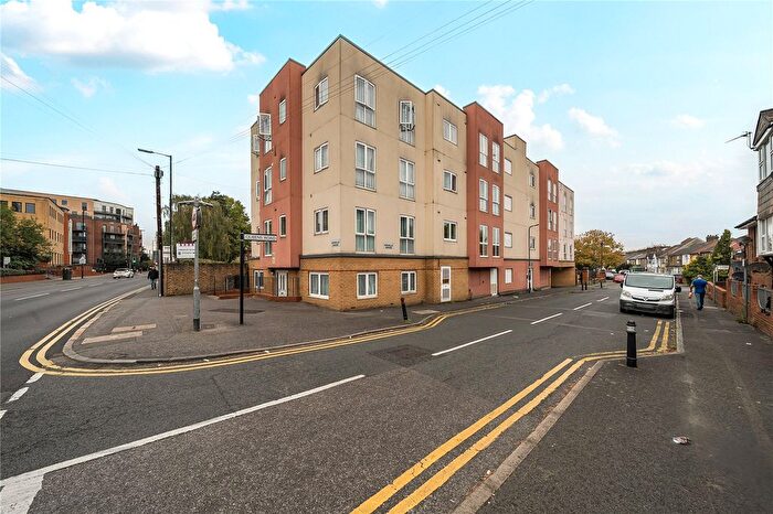 2 Bedroom Flat For Sale In Stoke Road, Slough, Berkshire, SL2
