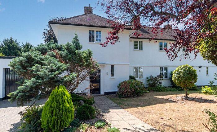 3 Bedroom Semi-Detached House For Sale In Brockswood Lane, West Side, AL8