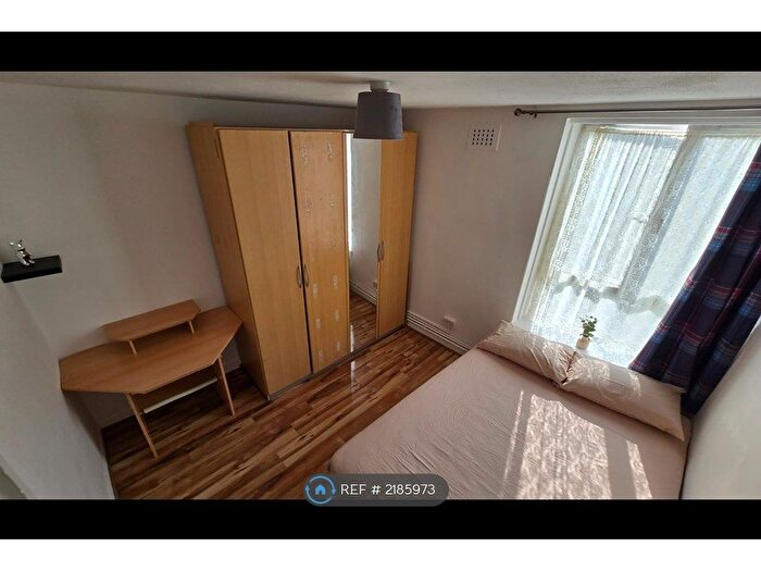 3 Bedroom Flat To Rent In Tennyson House, London, SE17