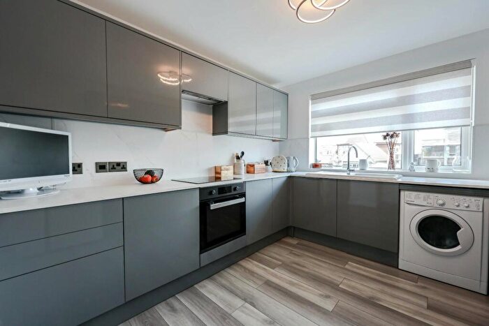 2 Bedroom Flat For Sale In Eastern Esplanade, Thorpe Bay, Southend-On-Sea, SS1