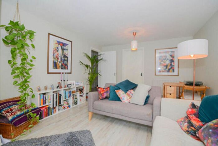 2 Bedroom Flat To Rent In Melliss Avenue, Kew, TW9