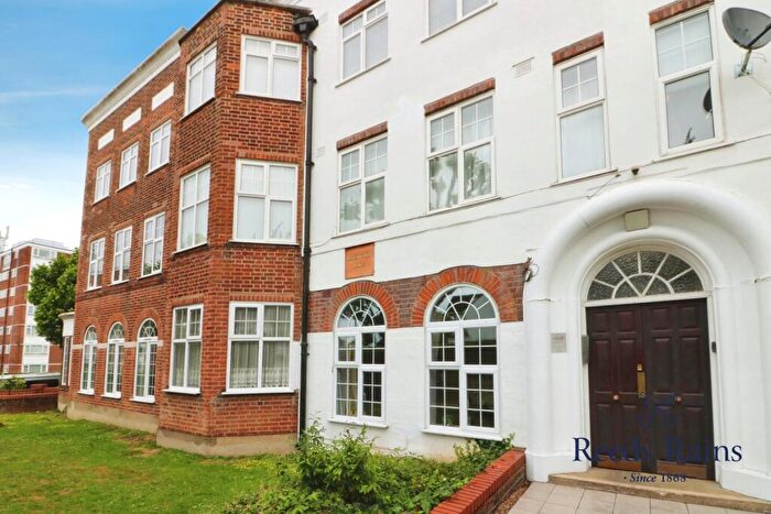 2 Bedroom Apartment For Sale In Regents Park Road, London, N3