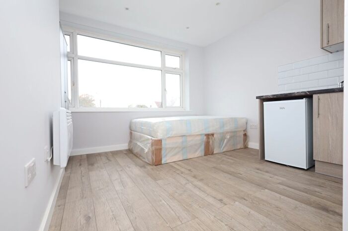 Studio To Rent In Victoria Avenue, Uxbridge, UB10