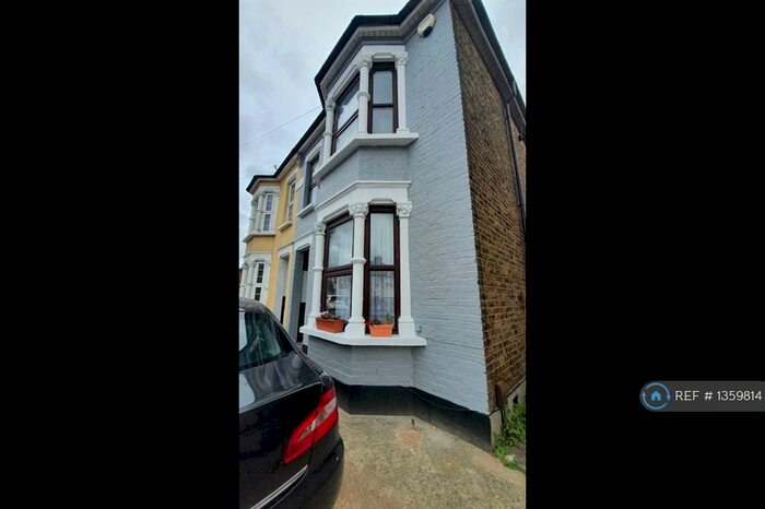 3 Bedroom Flat To Rent In Brentwood Road, Romford, RM1
