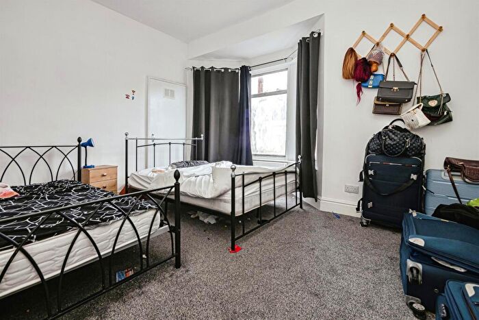 3 Bedroom End Of Terrace House For Sale In Westminster Avenue, Hull, HU8