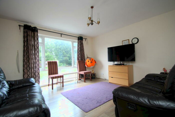 2 Bedroom Maisonette To Rent In Turnpike Link, Croydon, CR0
