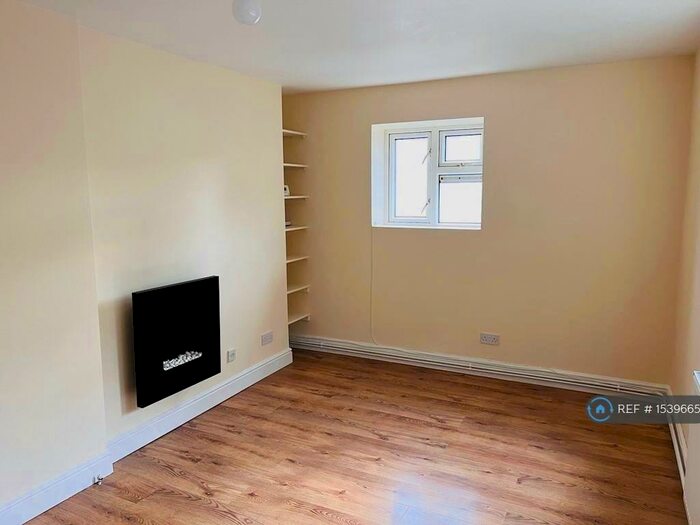 3 Bedroom Flat To Rent In Kindell House, London, SW14