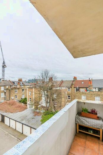 2 Bedroom Flat To Rent In Clapham Road, Clapham North, London, SW9