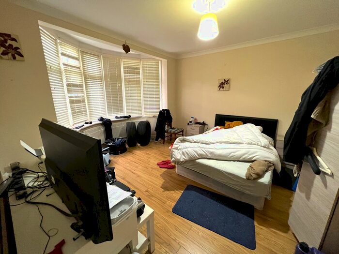 5 Bedroom Semi-Detached House To Rent In Melford Avenue, Barking, IG11