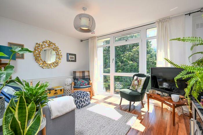 2 Bedroom Flat To Rent In Manor Court, Weybridge, KT13