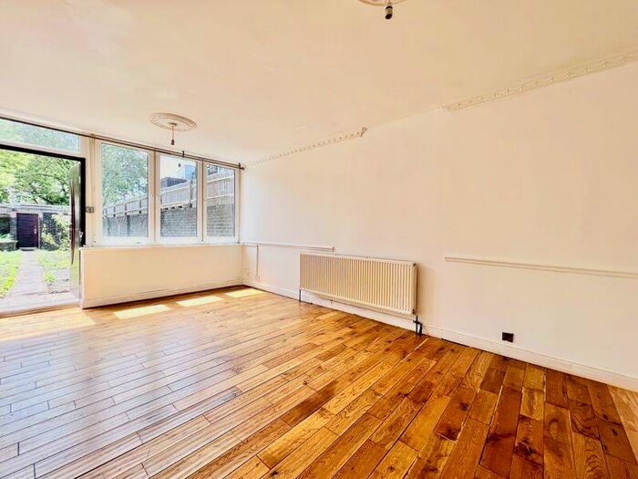 3 Bedroom Duplex To Rent In Roebourne Way, Silvertown, E16