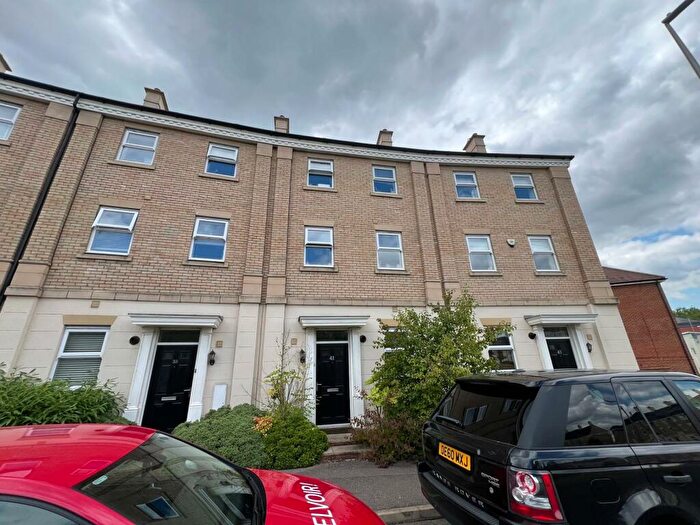 4 Bedroom Town House To Rent In Rowditch Furlong, Redhouse Park, Milton Keynes, MK14