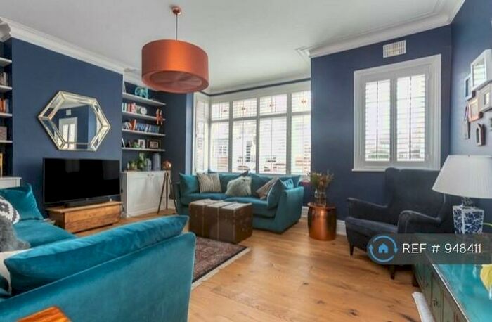 3 Bedroom Flat To Rent In Broxholm Road, London, SE27