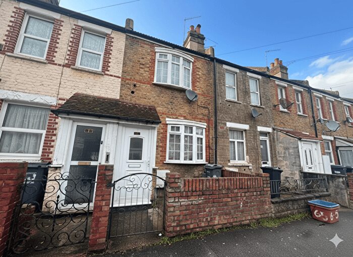 Terraced House For Sale In Myrtle Road, Hounslow, TW3
