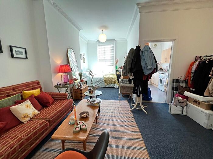 Studio To Rent In Cazenove Road, N16