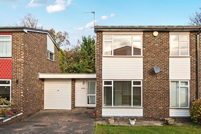 3 Bedroom Link Detached House For Sale In Lankton Close, Beckenham, BR3