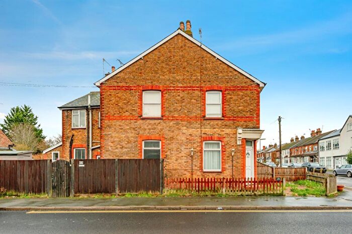 2 Bedroom Apartment For Sale In Endsleigh Road, Merstham, Redhill, RH1