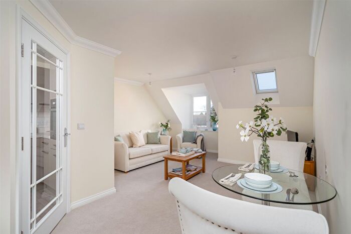 1 Bedroom Flat For Sale In Leatherhead Road, Ashtead, Surrey, KT21