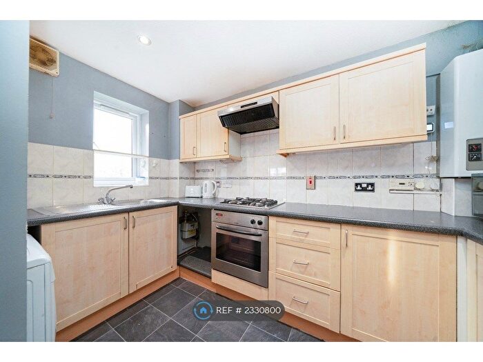 2 Bedroom Flat To Rent In Courtlands Close, Watford, WD24