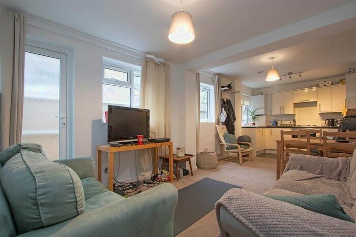2 Bedroom Flat To Rent In Kenwyn Road, London, SW4