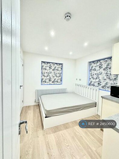 Studio To Rent In Beaulieu Drive, Pinner, HA5